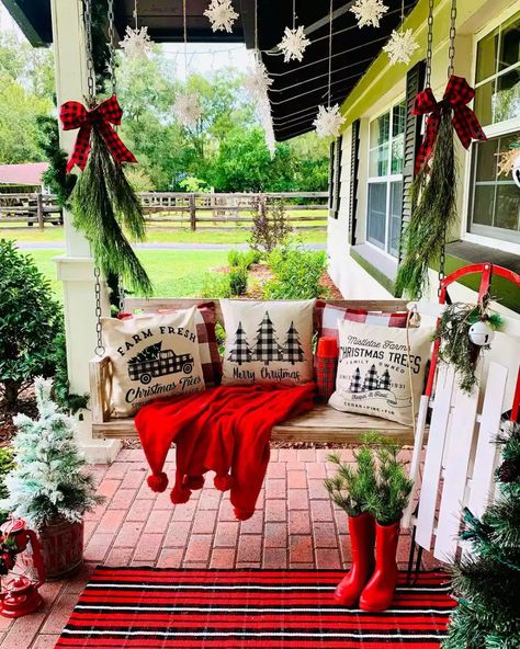 Easy Outdoor Christmas Decorations, Natal Country, Sunday Friends, Christmas Front Porch, Farmhouse Porch, Christmas Porch Decor, Christmas Décor, Porch Christmas, Home Inspo