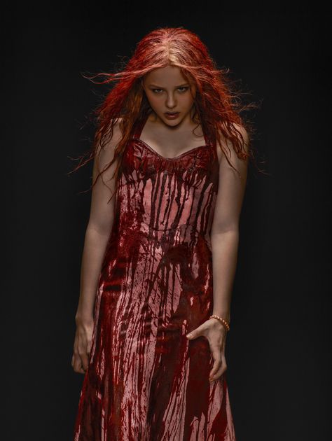 Carrie [2013] Promo Carrie Horror Movie, Carrie Halloween Costume, Red Hair Costume, Carrie Stephen King, Carrie 2013, Carrie Movie, Senior Hoco, Carrie White, Chloe Grace Mortez