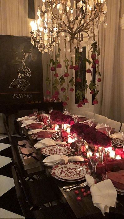 Khloe Kardashian valentines day dinner table Valentine Dinner Decorations, Valentine Dinner Party, Simple Table Decorations, Valentines Dinner, Table Decoration Ideas, Valentinstag Party, Dinner Party Decorations, Birthday Dinner Party, Galentines Party