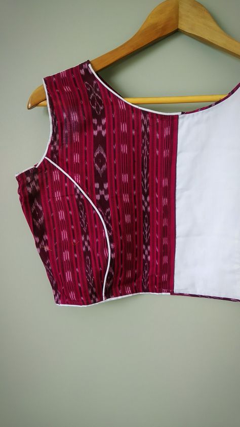 sambalpuri ikat designer saree blouse Sambalpuri Saree Blouse Design, Sambalpuri Blouse Design, Ethnic Aesthetic, Ikat Blouse Designs, Choli Blouse Design, Designer Saree Blouse, Ikat Blouse, Sambalpuri Saree, Cotton Saree Blouse Designs