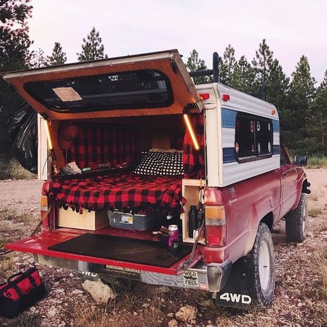 Posted @withrepost • @americanadventurist Old school cool 🤟🏼 . . 📷 @atoyotacalledamelia #overlandinglife #overlandingonabudget #overlanding #overlanding4x4 #overlandingusa #truckcamping #truckcamperlife #truckcampers Camper Shell Interior Ideas, Pickup Camper Ideas, Truck Bed Living, Pick Up Truck Camping, Diy Truck Bed Camper, Truck Topper Camping, Truck Cap Camping, Van Life Ideas, Truck Cap Camper