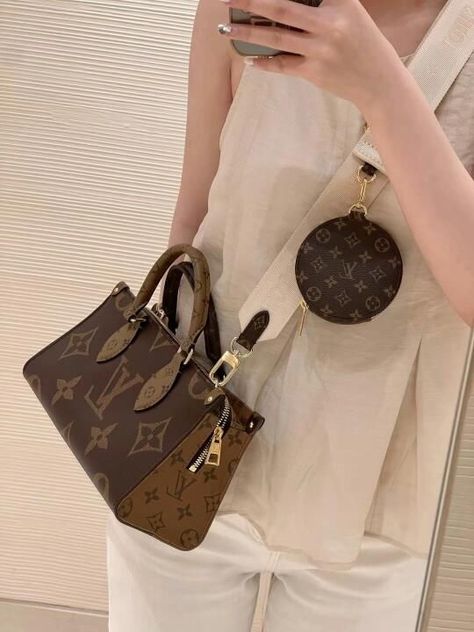 Lv On The Go, Round Coin Purse, Louis Vuitton Logo, Louis Vuitton Crossbody Bag, East West, Stylish Bag, Office Fashion, Party Fashion, Casual Bags