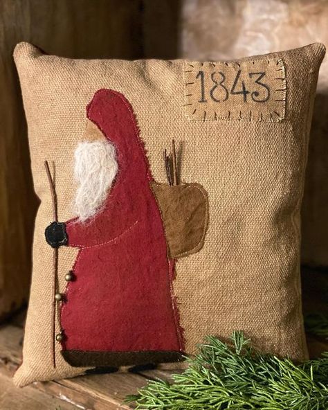 Primitive Christmas Quilts, Primitive Christmas Pillows, Christmas Pillows To Make, Primitive Christmas Patterns, Primitive Christmas Decorating Ideas, Primitive Crafts To Make, Heritage Decor, Primitive Christmas Crafts, Homestead Decor