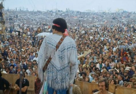 Jimi Hendrix performing to a huge outdoor crowd at the music festival Woodstock. Woodstock Performers, Jimi Hendrix Woodstock, Arte Hippy, Woodstock 1969, Woodstock Festival, Jimi Hendrix Experience, Hippie Aesthetic, Hippie Culture, Joan Baez