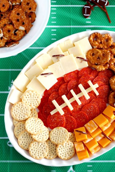 Football Charcuterie, Football Themed Snacks, Football Themed Food, Football Season Food, Tailgate Appetizers, Football Appetizers, Football Party Foods, Bowl Party Food, Football Snacks