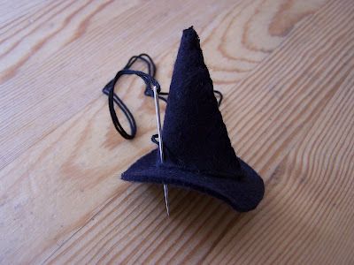 madebyjoey: wee witches - tutorial Peg Gnomes, Felt Doll Tutorial, Halloween Felt Crafts, Felt Witch Hat, Halloween Witch Dolls, Fall Sewing, Witch Diy, Gnome Hat, Witchy Crafts