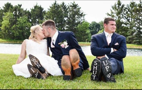 Funny Wedding Pictures, Wedding Fail, Funny Wedding Photos, Boda Mexicana, Wedding Picture Poses, Best Friend Wedding, Future Wedding Plans, Wedding Photos Poses, Cute Wedding Ideas