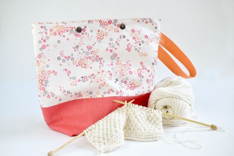 Knitting Project Bag Pattern Free, Crochet Trinkets, Knitting Bag Sewing Pattern, Knitting Bag Diy, Sewn Bags, Knitting Bag Sewing, Knitting Bag Pattern, Clothespin Bag, Sewing Creations