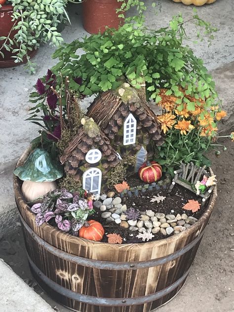 Fall Fairy Garden Fairy Herb Garden Ideas, Fall Fairy Garden Ideas, Fall Fairy Garden, Gardening Design Ideas, Fairy Herb Garden, Gardens Decor, Miniature Garden Design, Gnome Village, Halloween Fairy Garden