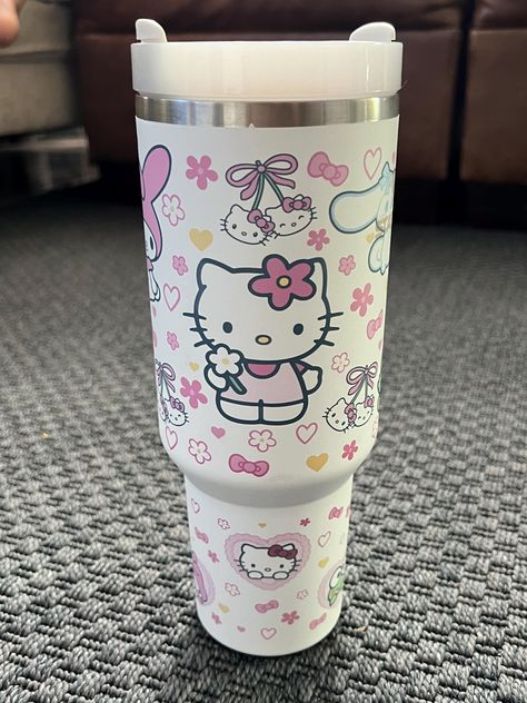 New tumbler for hot or cold drinks straw lid hand wash Hello Kitty Stanley Cup, Hello Kitty Stanley, Cute Stanley Cups, Hello Kitty Bedroom, Hello Kitty Shop, Hello Kitty Merchandise, Kawaii Kitty, Hello Kitty Shoes, Kitty Clothes