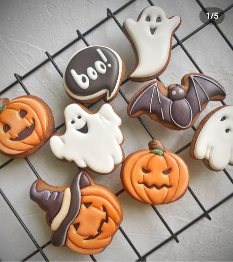 Halloween Biscuits Decorated Cookies, Pumpkin Halloween Cookies Decorated, Halloween Decorated Cookies Royal Icing, Decorated Cookies Halloween, Halloween Mini Cookies Decorated, Biscotti Halloween, Royal Icing Halloween Cookies, Halloween Pumpkin Cookies Royal Icing, Halloween Royal Icing Cookies