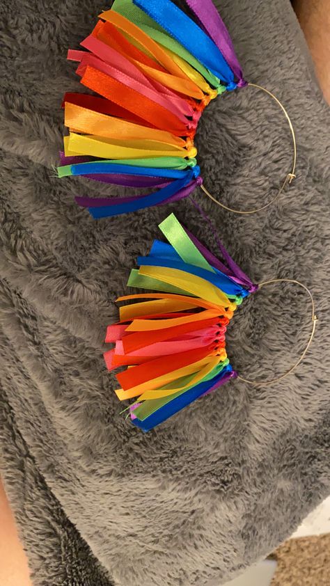 Pride Shirts Diy, Diy Festival Accessories, Pride Accessories Diy, Rainbow Earrings Diy, Festival Diy Outfit, Diy Pride Outfit, Outfits Carnavaleros, Hawaiian Themed Outfits, Rainbow Costume