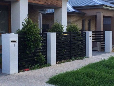 Pagar Modern, Rustic Garden Fence, Front Yard Patio, Front Yards Curb Appeal, House Fence, House Fence Design, Garden Fence Panels, Modern Front Yard, Modern Fence Design