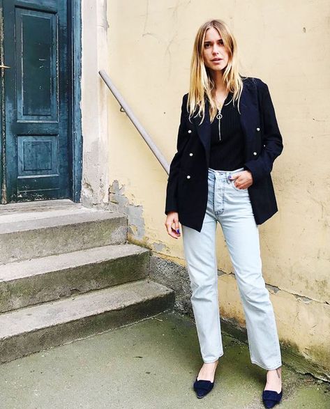 The 27-Year-Old Mules That Still Keep Selling Out Maysale Mule, Manolo Blahnik Maysale, Simple Midi Dress, Pernille Teisbaek, Formal Pumps, Destroyed Jeans, Light Blue Jeans, Street Look, Like Crazy