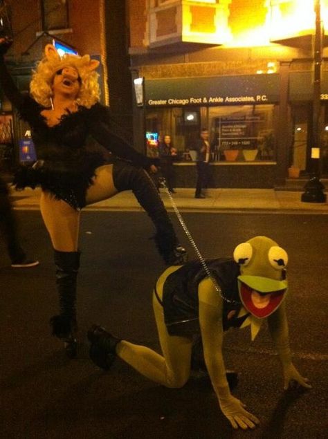 S Miss Piggy and Kermit Mrs Piggy Costume, Muppets Group Costume, Weird Halloween Costumes Funny, Ms Piggy And Kermit Costume, Ms Piggy Costume, Muppet Costumes, Kermit The Frog And Miss Piggy Costume, Muppet Halloween Costumes, Queer Couple Halloween Costumes