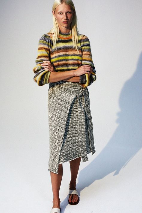 Copenhagen Spring, Spring Runway, Midi Wrap Skirt, Diy Vetement, Basic Skirt, Skirt Trends, Knitwear Fashion, Spring Fashion Trends, Inspiration Mode