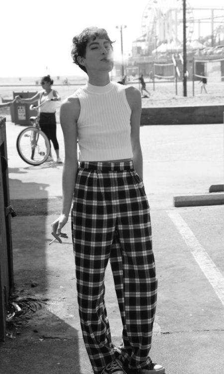 90s Androgyny, Check Pants Women, Tar Style, Women Wearing Mens Clothes, Checkered Clothing, Women Menswear, Heather Kemesky, 90s Trousers, 90s Fashion Summer