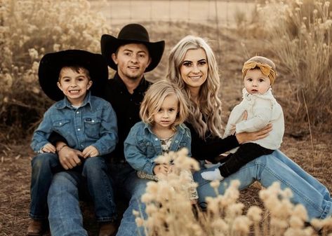 Cowboy Family Pictures, Country Family Photos, Western Family Photos, Western Photo Shoots, Western Family, Cute Family Pictures, Fall Photo Shoot Outfits, Cute Country Couples, Western Photo