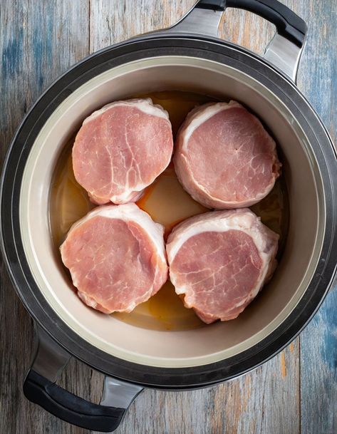 Put these 3 ingredients in a slow cooker for pork chops that melt in your mouth Mini Crockpot Recipes, Pork Chop Recipes Crockpot, Pork Chop Recipes Baked, Pork Chop Dinner, Crockpot Pork Chops, Slow Cooker Pork Chops, Pork Recipes Easy, Ina Garten Recipes, Crockpot Pork