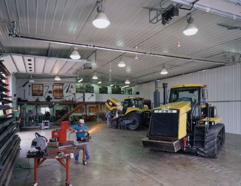 Farm Shop Ideas Workshop, Farm Shop Buildings, Farm Equipment Storage, Container Workshop, Prefab Garages, Work Shops, Big Tractors, Steel Garage, Farm Business