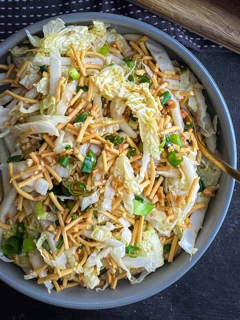 A 10-minute recipe with a few simple ingredients, this crunchy noodle salad is unbelievably popular. The light, fresh shredded napa cabbage, crispy fried noodles, and lemon soy dressing is the perfect salad to feed a crowd. Salads For Bbq, Orzo Recipes Side, Crispy Noodle Salad, Napa Salad, Salad With Cabbage, Crunchy Noodle Salad, Beef Rendang Recipe, Salad Options, Noodles Salad