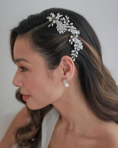 Bridal Hair Pieces Hair Down, Pearl Wedding Accessories, Pearl Wedding Hair, Wedding Hair Side, Bridal Floral Headpiece, Wedding Hair Clip, Side Swept Hairstyles, Bridal Clip, Wedding Clip