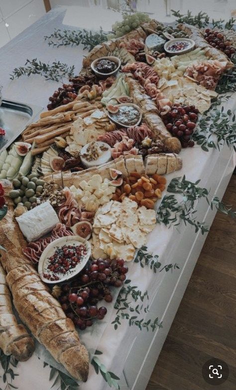 Charcuterie Inspiration, Party Food Platters, Charcuterie And Cheese Board, Charcuterie Recipes, Grazing Tables, Snacks Für Party, Party Food Appetizers, Food Platters, Wedding Food