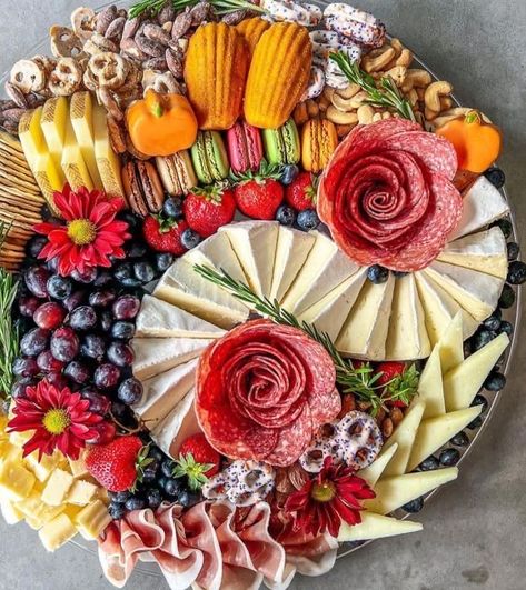 Sarcutery Board Ideas, Elevated Charcuterie Board, Charcuterie Board Meats, Charcuterie Appetizers, Amazing Food Platters, Party Food Buffet, Catering Ideas Food, Charcuterie Inspiration, Charcuterie Platter