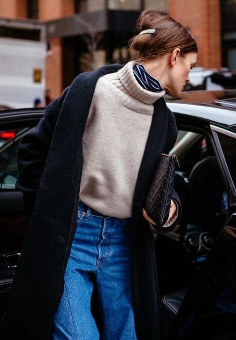 Layered Turtleneck, Fall Girl, Chunky Turtleneck Sweater, 2024 Outfits, Woman Walking, New York Fashion Week Street Style, Winter 22, Nyfw Street Style, Looks Street Style