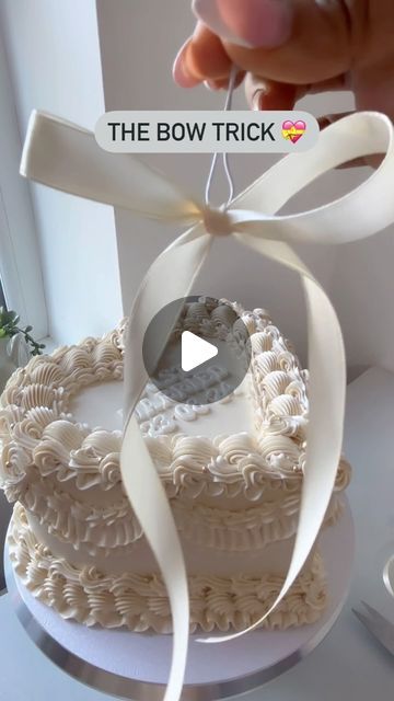 Bow Theme Cake, Bow Cake Design, Two Tier Vintage Cake, Bow Cakes Birthday, Heart Anniversary Cake, White Heart Cake, Cake Baking Tips, Bow Cake, Easy Bow