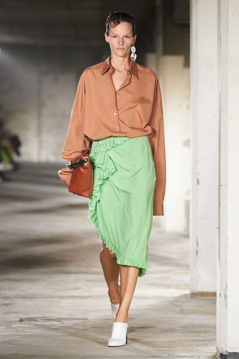 Dries Van Noten Spring 2023 Ready-to-Wear Fashion Show | Vogue Spring 2023 Ready To Wear, Fashion Runway Show, 2023 Ready To Wear, Runway Trends, Spring 2023, Dries Van Noten, Green Skirt, Colourful Outfits, Primavera Estate