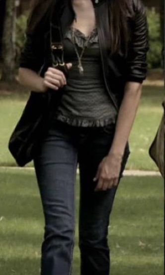 Tvd Aesthetic Outfits, Fall Outfits Elena Gilbert, The Vampire Diaries Outfits, 2009 Aesthetic Outfits, Elena Gilbert Style Season 1, Elana From Vampire Diaries Outfits, 2000s Leather Jacket Outfit, Tvd Outfits, Elena Gilbert Jacket