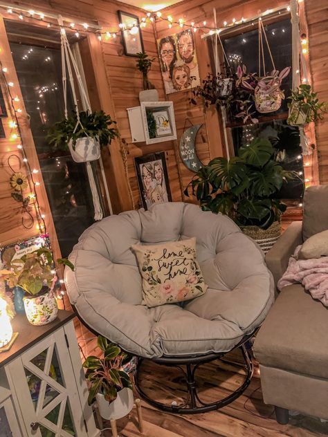 cute plants warm light aesthetic grey tones greenery Papasan Chair Living Room, Bedroom Reading Corner, Reading Nook Chair, Modern Furniture Design, Relaxation Station, Corner Ideas, Chill Room, Bloxburg Room, Reading Area