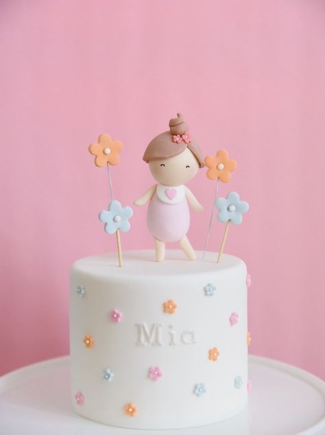 First birthday cake -baby girl figurine & flower design ma… | Flickr 1st Birthday Girl Cake Ideas, Bolo Clean, First Bday Cake, Birthday Cake Princess, Baby 1st Birthday Cake, Girls First Birthday Cake, Cake Designs For Girl, Baby First Birthday Cake