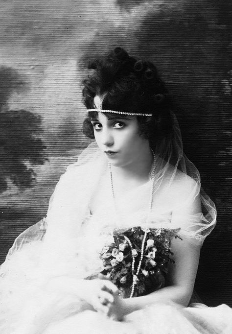 Bebe Daniels Historical Wedding Dresses, Bebe Daniels, Silent Movie, Silent Film, Beauty Icons, Golden Age Of Hollywood, Vintage Glamour, Model Life, Vintage Photographs