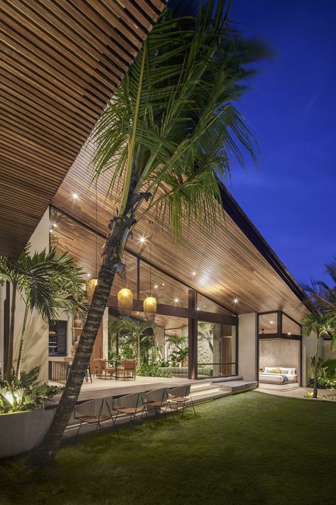 Tropical Modern House, West Indies Home, Brazil Houses, Coconut Aesthetic, Biophilic Architecture, Luxurious Garden, Modern Tropical House, Bali House, House Design Pictures