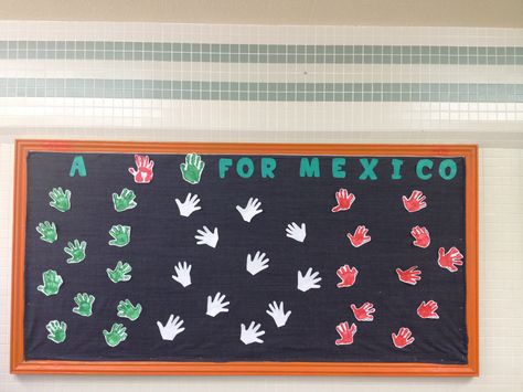 September Mexican bulletin board  "A hand for Mexico"  Hands painted with shaving cream, glue and paint White Board Design, Shaving Cream Painting, Mexico Christmas, September Crafts, Christmas Bulletin Board, Cream Glue, Christmas Bulletin, Bulletin Board Ideas, Shaving Cream