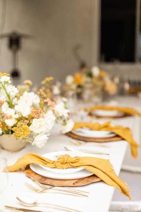 Yellow Table Setting Ideas, Yellow Aesthetic Wedding, Yellow Themed Bridal Shower Ideas, Babyshower Table Setting, Mustard Wedding Table Decor, Mustard Table Setting, Yellow Table Setting Wedding, Mustard Yellow Table Setting, Yellow Dinner Party