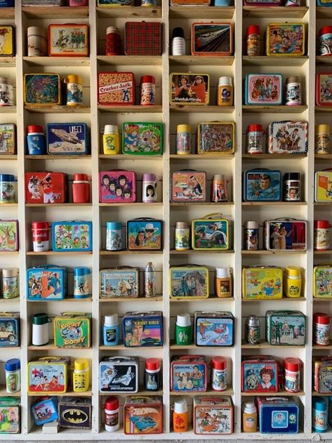 Toy Collector Room Ideas, Collections Of Objects Display, Trinket Shelves, Collectors Room Ideas, Knick Knack Display, Vintage Toy Display, 1950s Toys, Antique Booth Displays, Things Organized Neatly