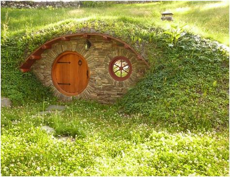 Now that it's getting time to start collecting from the garden I thought we could talk about Root Cellars. I've always wanted a root cellar but don't have the funds to build a traditional one….you ... Case Sotterranee, Casa Hobbit, Root Cellar, Hobbit Hole, Survival Gardening, Tanah Liat, Outdoor Sheds, Hobbit House, Earth Homes