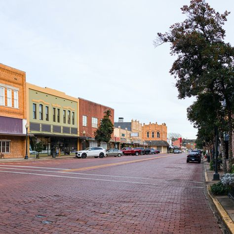 From historic attractions to delicious bakeries and high-end inns, here’s how to spend a perfect getaway in Nacogdoches, East Texas. Texas Hiking Trails, Texas Restaurants, Nacogdoches Texas, Texas Restaurant, Texas Girls, Texas Roadtrip, Texas Towns, East Texas, Texas Travel