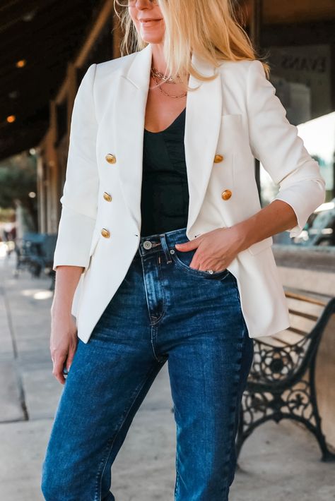 How To Wear A Blazer With Jeans...6 Outfit Ideas You Can Try! White Blazer Outfit Casual Street Styles, Blazer With Mom Jeans, How To Wear A White Blazer, White Blazer Outfit, Erin Busbee, White Blazer Outfits, Busbee Style, Workwear Wardrobe, Outfits Primavera