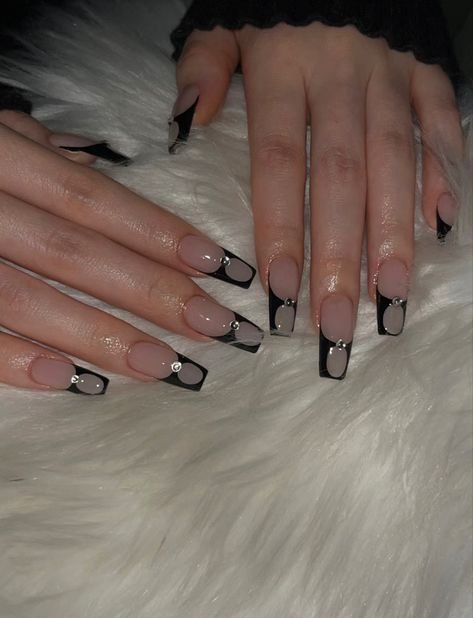 Nails Edgy Grunge, Dark Elegant Nails, Opiumcore Nails, Black Grunge Nails, Dark Goth Nails, Black Chrome Nails Designs, Trendy Nails Dark, Maddy Nails, Black Nails Goth