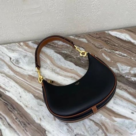 Bags Fall 2023, Tas Celine, Cute Shoulder Bags, Handbag Aesthetic, Shoulder Bag Aesthetic, Going Out Bag, Shoulder Bag Outfit, Vintage Designer Bags, Luxury Bags Collection