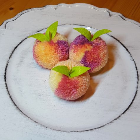 Pom Pom Fruit, Pompom Flowers, Wool Crafts Diy, Diy Pom Pom, Handmade Plushies, Diy Yarn Crafts, Yarn Pom Pom, Pom Pom Crafts, Diy Letters