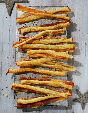 Spread 300g cold ready-rolled puff pastry with 2tbs Marmite, 250g grated cheddar. Fold over, roll lightly. Cut into batons, place on greaseproof lined tray. Brush with beaten egg. Sprinkle over 4tbs grated parmesan, 1tsp mild chilli flakes or togarashi, ground black pepper. Bake @ 180C 20m. | Alvin Caudwell in The Guardian Best Christmas Baking, Marmite Recipes, Christmas Bites, Salt Recipes, Easy To Make Snacks, Cheese Puff, Baking Treats, Veggie Burgers Recipe, Christmas Baking Recipes