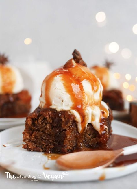 The best vegan sticky toffee pudding recipe | The Little Blog Of Vegan Sticky Toffee Pudding Recipe, Toffee Pudding Recipe, Sticky Toffee Pudding Cake, Vegan Christmas Desserts, Vegan Pudding, British Desserts, Dessert Simple, Toffee Pudding, Sticky Toffee Pudding