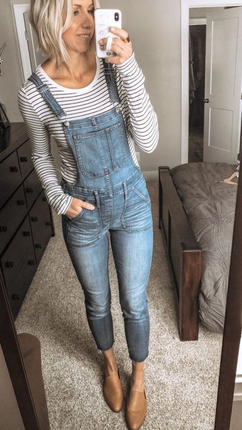 How to Style Overalls - The Haute Homemaker Bib Overalls For Women Outfit Ideas, Fall Overall Outfits, Ways To Wear Overalls, Overalls Outfit Fall, Jeans And T Shirt Outfit, Outfit Ideas Spring, Cute Overalls, Style Overalls, Overalls Outfit