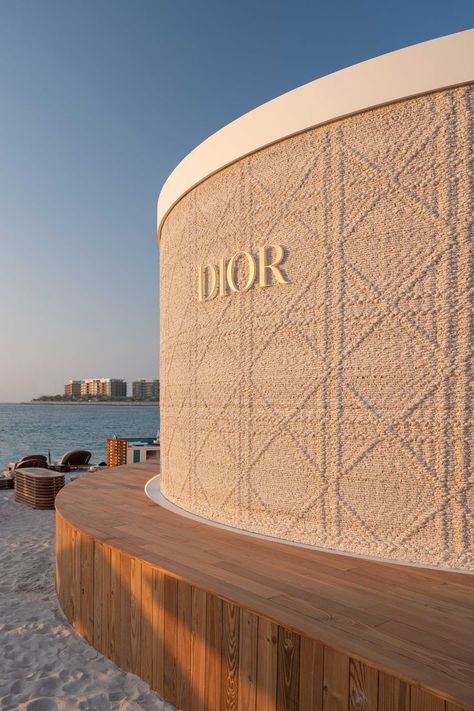 Circular design of Dior store in Dubai using clay sand and raw fibers Dior Wallpaper, Dior Store, Dior Girl, Dior Aesthetic, Luxury Aesthetic, Miss Dior, Summer Wallpaper, Pop Up Store, Wasp