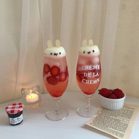 Image discovered by Jarbas Jacare. Find images and videos on We Heart It - the app to get lost in what you love. Drinks Strawberry, Aesthetic Drinks, Strawberry Drinks, Sister Sister, Food Sweet, Pretty Drinks, Iced Drinks, Kawaii Food, Strawberry Lemonade